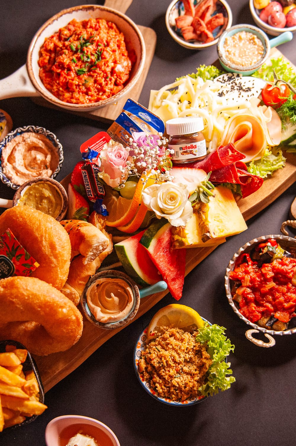 Frühstücks-Auswahl mit Börek, Dips und Gebäck bei ellibesch